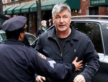 Χειροπέδες για τον Άλεκ Μπόλντουιν: Γρονθοκόπησε άλλο οδηγό σε καυγά για μια θέση παρκινγκ